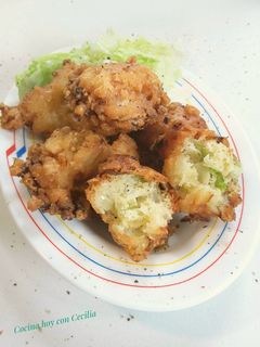 Una foto de Buñuelos de cebolla y lechuga