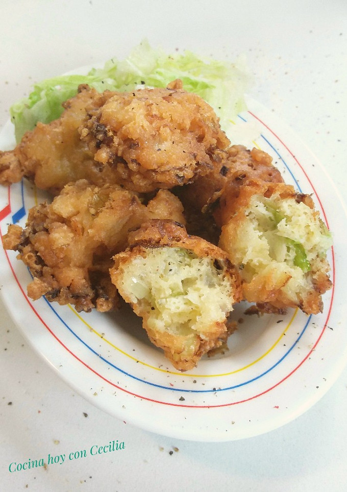 Una foto de Buñuelos de cebolla y lechuga