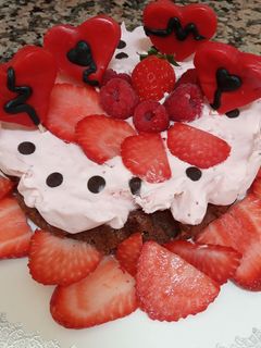 Una foto de Tarta helada de fresas con nata y bizcocho de chocolate 💞