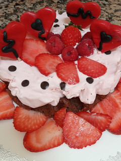 Una foto de Tarta helada de fresas con nata y bizcocho de chocolate 💞