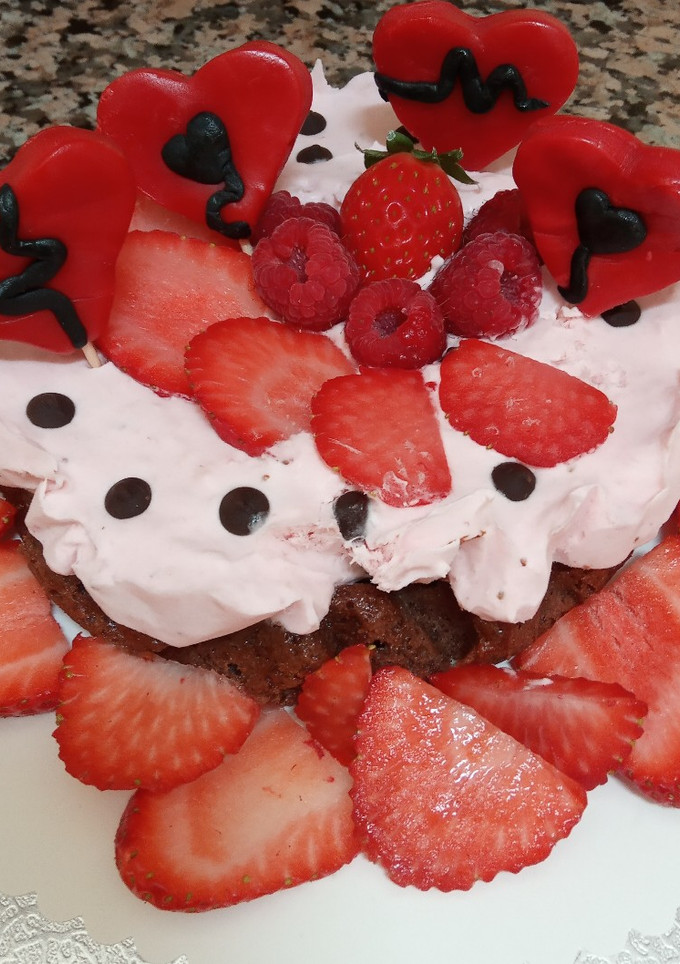 Una foto de Tarta helada de fresas con nata y bizcocho de chocolate 💞