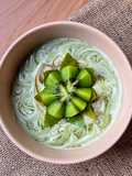 Smoothie bowl de yogur casero con matcha, crema de pistachos y kiwi 🍶🍵🌰🥝