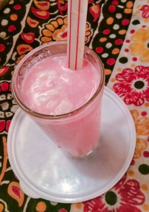 A picture of Creamy milk juice.