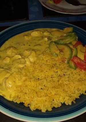 Una foto de Pollo al curry con crema y champiñones