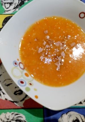 Una foto de Sopita de verduras con crocante de jamón