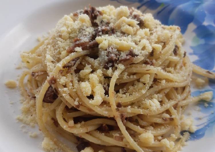 Spaghetti aglio e olio with tuna topping