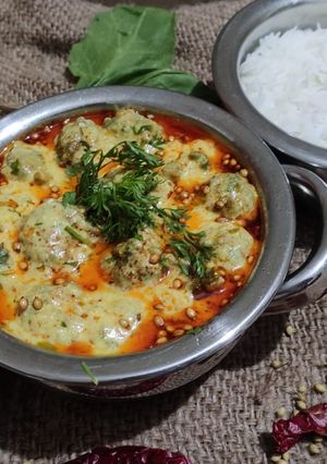 પકોડા કઢી (Pakoda Kadhi Recipe In Gujarati) રેસીપી મુખ્ય ફોટો
