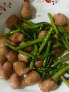 Una foto de Longanizas con espárragos