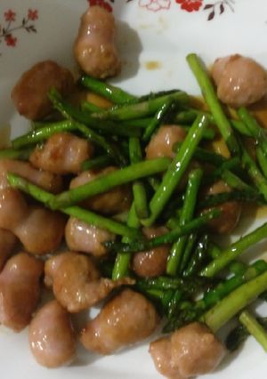 Una foto de Longanizas con espárragos