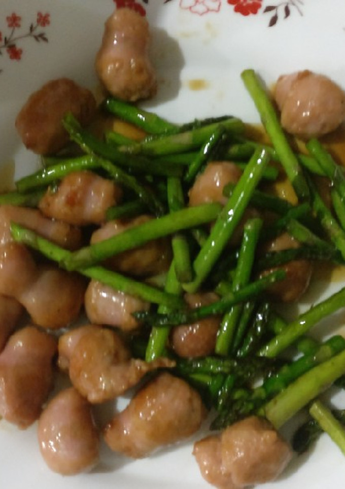 Una foto de Longanizas con espárragos