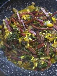 Una foto de Hojas de remolacha salteadas