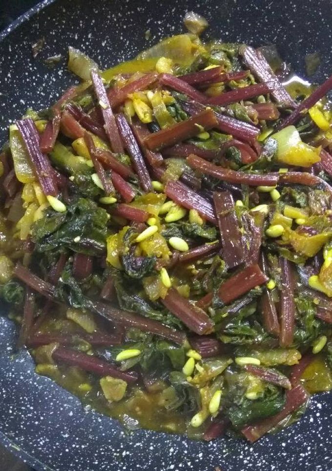 Una foto de Hojas de remolacha salteadas