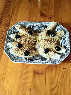 Una foto de Endivias con salsa roquefort y frutos secos