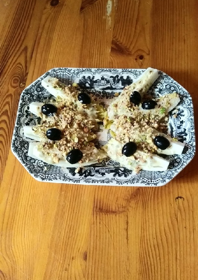 Una foto de Endivias con salsa roquefort y frutos secos