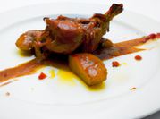 Una foto de conejo al horno