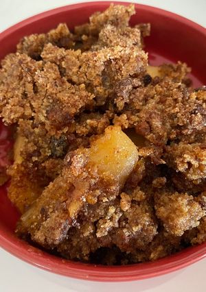 Une photo de Crumble de pain d’épices et noisettes aux pommes 🍎