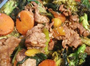 Una foto de Carne de res con verduras estilo chino