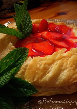Foto principal de Hojaldre con crema de chocolate blanco y fresas.(Thermomix)