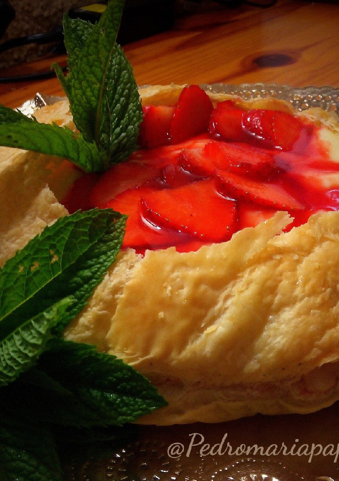 Una foto de Hojaldre con crema de chocolate blanco y fresas.(Thermomix)