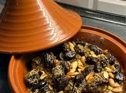 Une photo de tajine aux pruneaux
