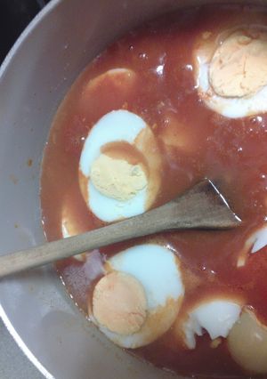 Una foto de Huevos cocidos con pisto