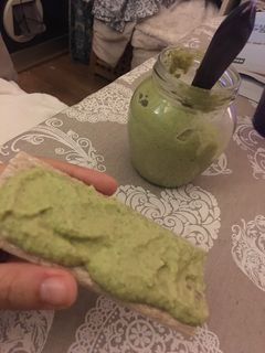 Una foto de Paté de tofu, brócoli y albahaca,