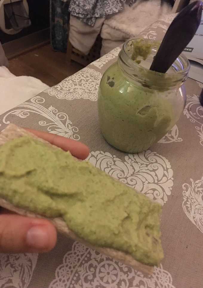 Una foto de Paté de tofu, brócoli y albahaca,