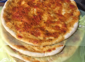 Una foto de Pizza masa madre, doble receta !!7 bollos de 275 gr