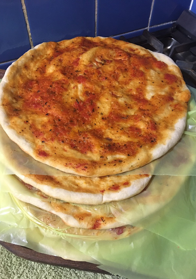Una foto de Pizza masa madre, doble receta !!7 bollos de 275 gr