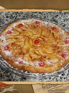 Una foto de Tarta de manzana con crema flanín y hojaldre
