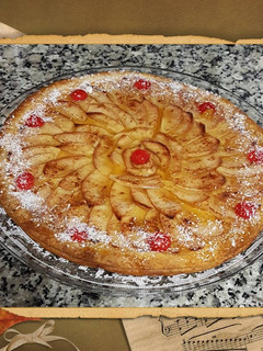 Una foto de Tarta de manzana con crema flanín y hojaldre