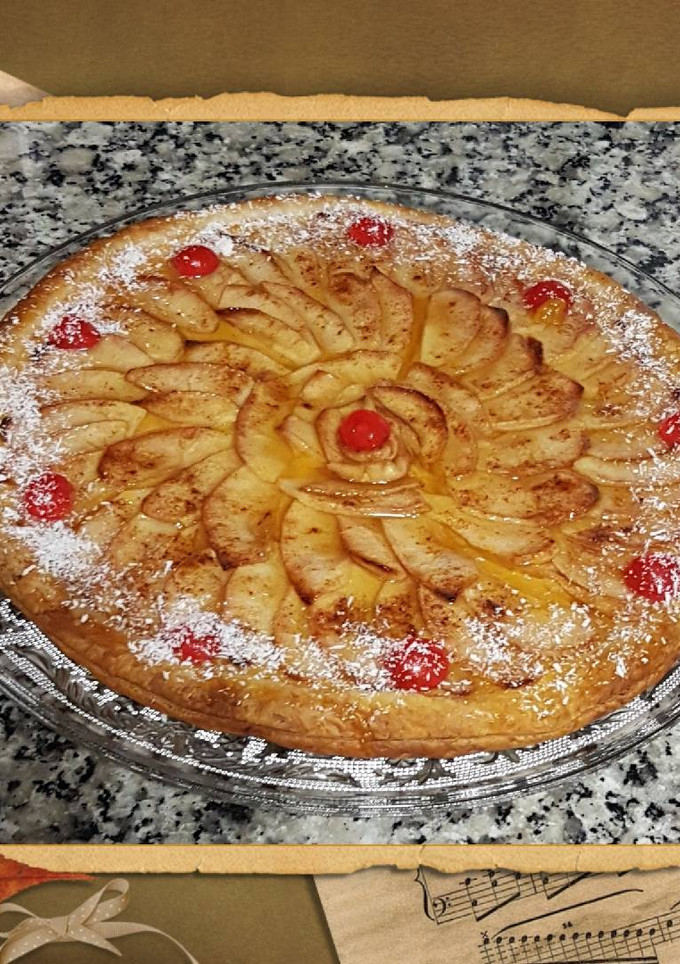 Una foto de Tarta de manzana con crema flanín y hojaldre