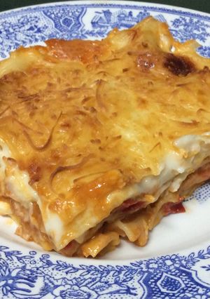 Una foto de Lasaña de atún, huevo duro y piquillos