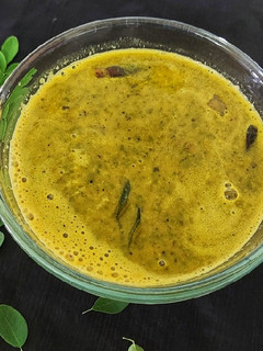 முருங்கை கீரை குழம்பு(murungaikeerai kulambu recipe in tamil) செய்முறை முக்கிய புகைப்படம்
