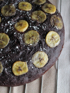 Una foto de Bizcocho vegano de chocolate y plátano
