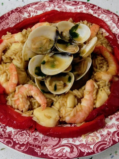 Una foto de Arroz con chocos y langostinos, almejas al ajillo y pimientos fritos