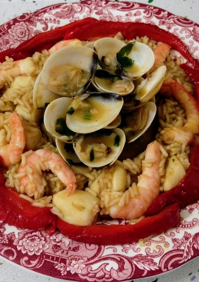 Una foto de Arroz con chocos y langostinos, almejas al ajillo y pimientos fritos