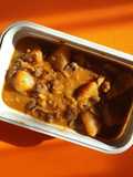 Guiso de patatas con calamar, alcachofas y habitas tiernas