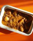 Guiso de patatas con calamar, alcachofas y habitas tiernas