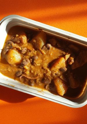 Foto principal de Guiso de patatas con calamar, alcachofas y habitas tiernas