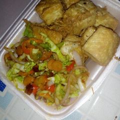 A picture of Kwai da kwai with vegetable sauce.