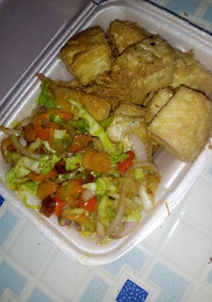A picture of Kwai da kwai with vegetable sauce.