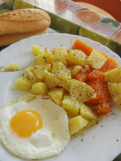 Una foto de Patatas con zanahoria y proteína