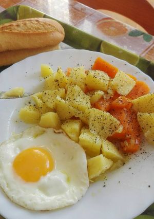 Una foto de Patatas con zanahoria y proteína