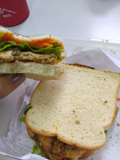 Una foto de Sándwich de milanesa de berenjena fácil y rápido