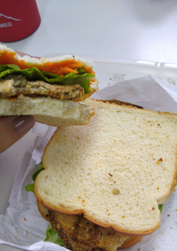 Una foto de Sándwich de milanesa de berenjena fácil y rápido