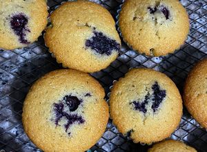 Una foto de Mini muffins de arándanos