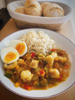 Una foto de Noodles con rape y salsa de curry Korma, sin nata ni leche de coco