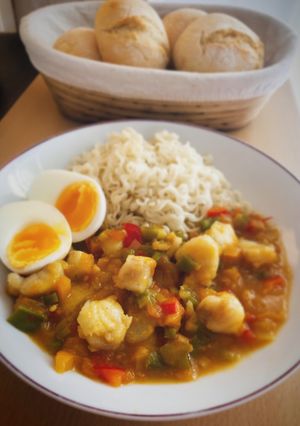 Una foto de Noodles con rape y salsa de curry Korma, sin nata ni leche de coco