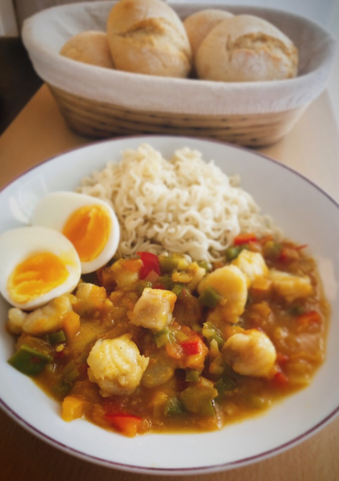 Una foto de Noodles con rape y salsa de curry Korma, sin nata ni leche de coco